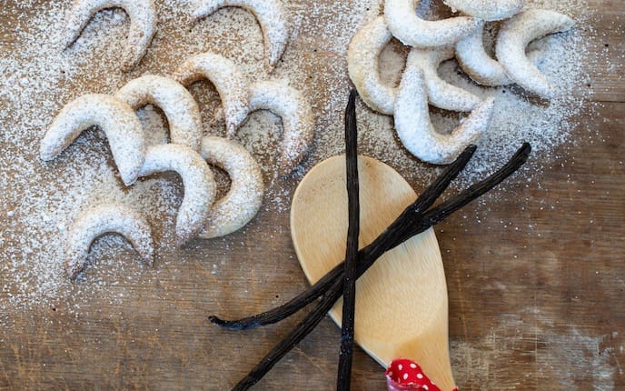 Vanillekipferl, Vanillestange, Holzkochlöffel, Staubzucker