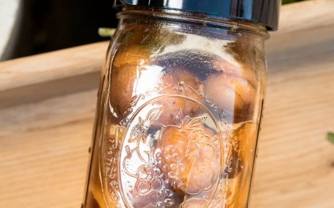 Hefewasser, Vorratsglas, Holztisch