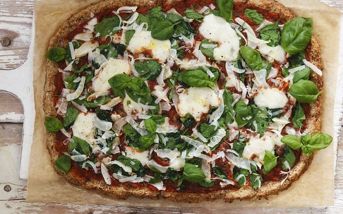 Glutenfreie Pizza mit Blumenkohlboden, Tomaten und Blattspinat