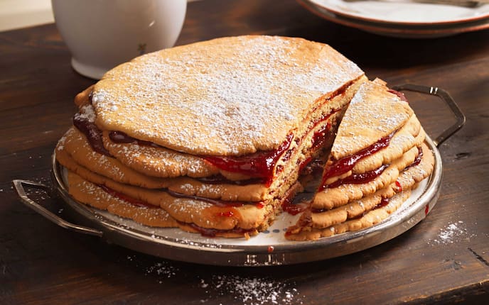 Vinzenzi-Torte, Marmelade, Staubzucker, Kuchen, Torte, Nachspeise, Kaffeejause, Servierplatte, Servus Rezept, Omas Kochbuch