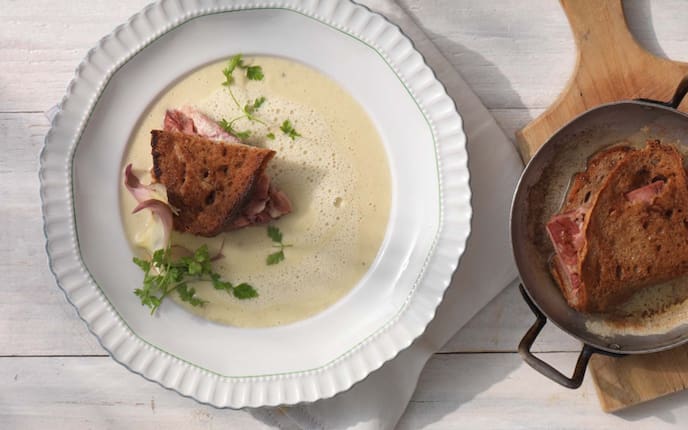 Artischockencremesuppe, Kalbskopf, Schwarzbrotscheiben, Kräuter