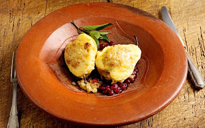 Birnen mit Bergkäse überbacken, Preiselbeeren, Minze, Besteck, Teller, Zwiebel, Holztisch