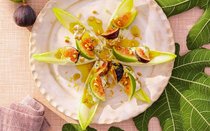 Feigen mit Ricotta und Chicorée, Pinienkerne, Marinade, Feigenblätter, Küchentuch, Teller, Orangenschale