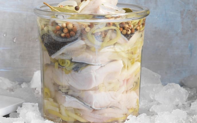 Sauer eingelegter Huchen, Lauchringe, Lorbeerblatt, Pfefferkörner, Rexglas, Vorspeise, Jause, Fisch, Servus Rezept