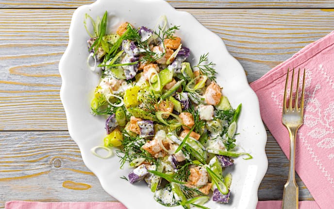 Erdäpfel-Joghurt-Salat mit marinierter Lachsforelle und Gurken, Minze, Dille, Jungzwiebel, Teller, Gabel, Pfeffer