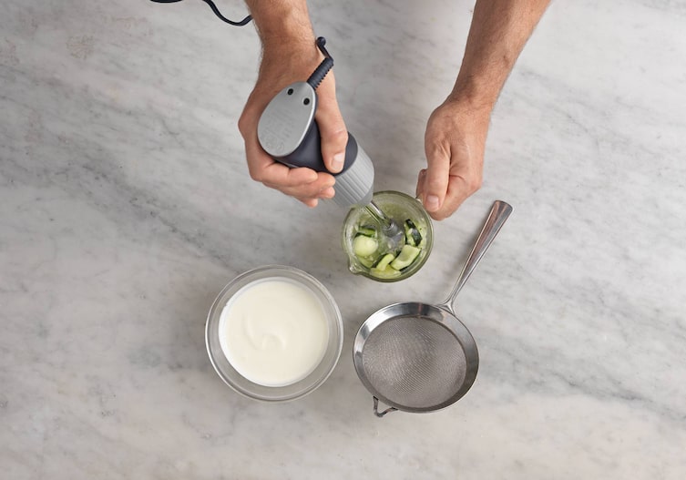 Joghurt, Gurke, Hände, Sieb, Pürierstab, Schüssel, Messbecher