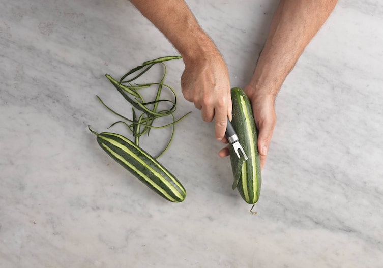 Sparschäler, Gurke, Gurkenschale, Hände