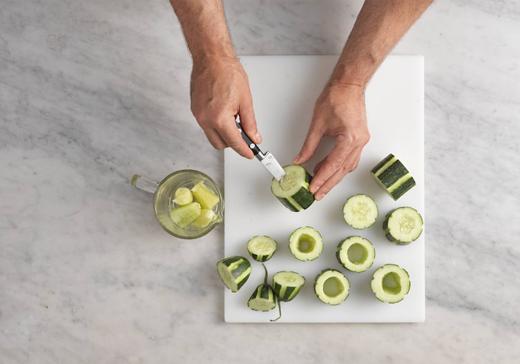 Messer, Gurke, Brett, Hände