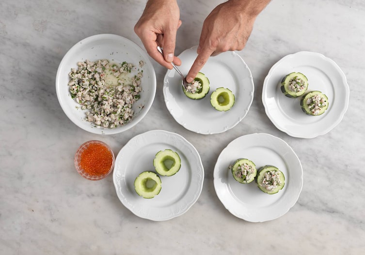 Forellentatar, Gurke, Teller, Schüssel, Löffel, Kaviar, Hände