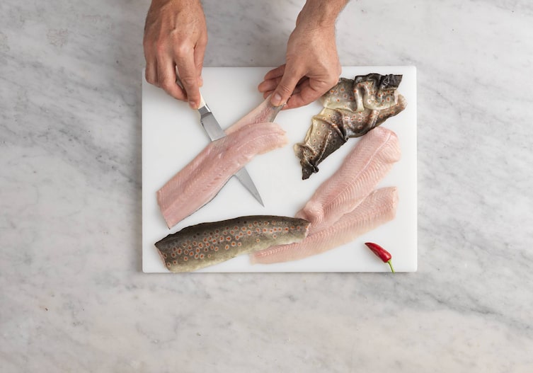 Messer, Brett, Forelle, Forellenfilet, Chilli, Hände