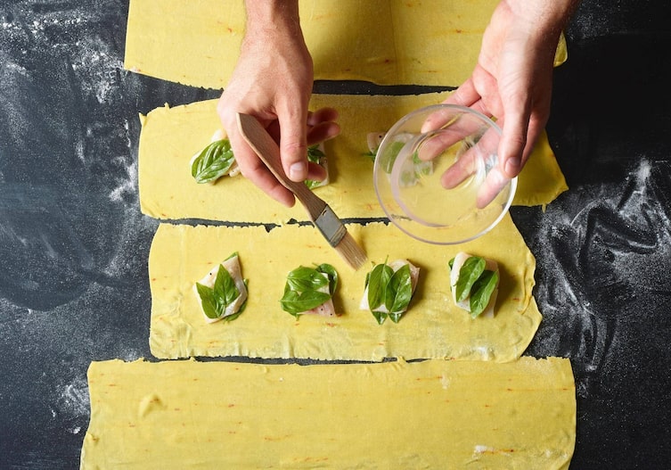 Nudelteig, Fisch, Basilikumblätter, Wasser, Schüssel, Pinsel