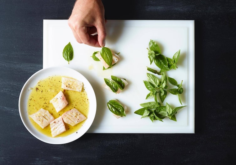 Karpfen, Fisch, Basilikumblätter, Marinade