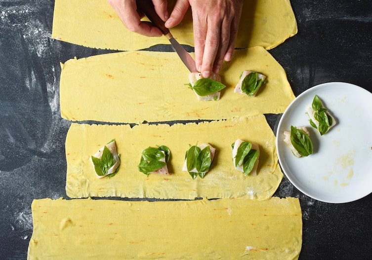 Nudelteig, Fisch, Basilikumblätter