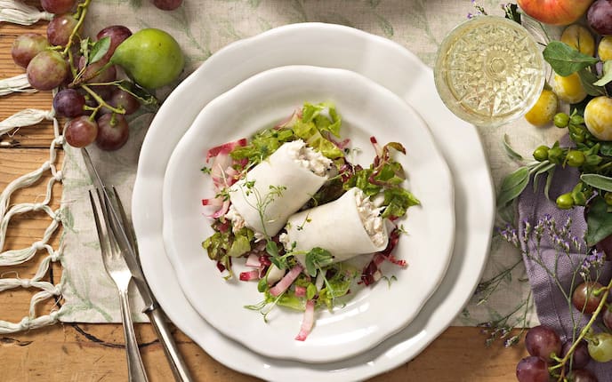 Rettichröllchen mit Räucherforellencreme, Kresse, Salatblätter, Topfen, Sauerrahm, Weißwein, Trauben, Birnen, Holztisch, Tischdecke, Teller