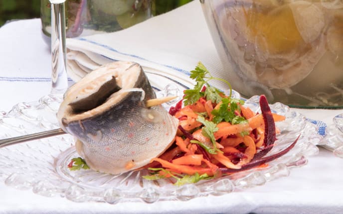 Fisch, Zahnstocher, Karottensalat, Sektglas, Glasteller