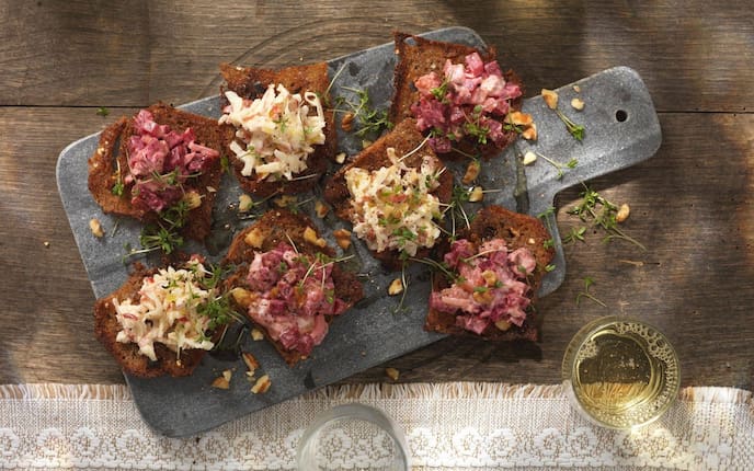 Getoastetes Brot, geräucherter Fisch, Rote Rübe, Apfelsalat, Weißwein, Vorspeise, Jause, Servus Rezept