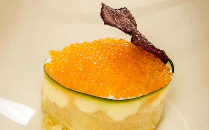 Saiblingskaviar auf gepressten Erdäpfeln mit Wachtelei, Zucchinischeibe, Kartoffelchips, Teller