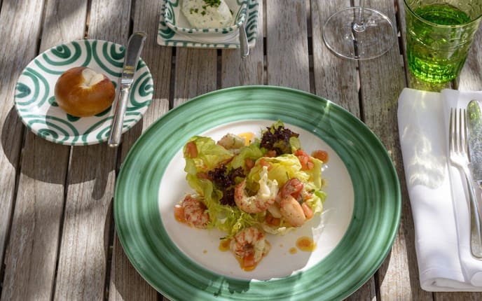 Flusskrebse, Tomate, Grüner Salat, Frischkäse, Weckerl, Wasserglas, Besteck, Vorspeise, Servus Rezept