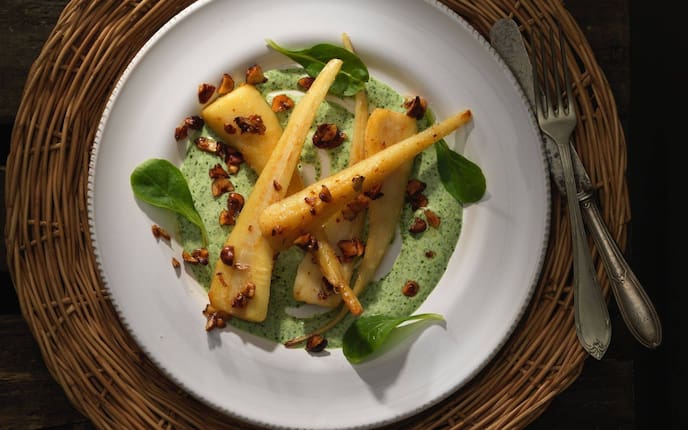 Gebratene Pastinaken mit Vogerlsalat-Creme, Gedeck, Vogerlsalatblätter