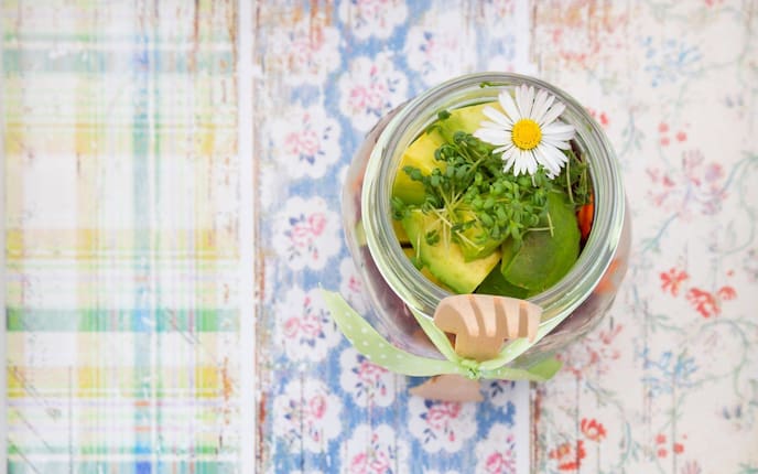Brunnenkresse, Gänseblümchen, Avocado, Blattspinat, Salat, Schraubglas, Holzgabel, Servus Rezept