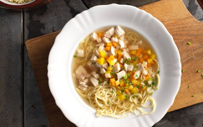 Nudeln, Suppe, Wurzelgemüsewürfel, Hühnerstücke, Huhn, Vorspeise, Servus Rezept