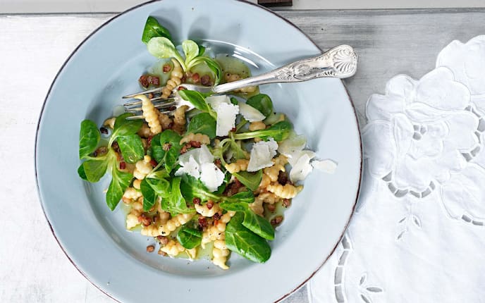 Knollenziest mit Vogerlsalat Speck und Käse, Gabel, Dressing, Tischdecke