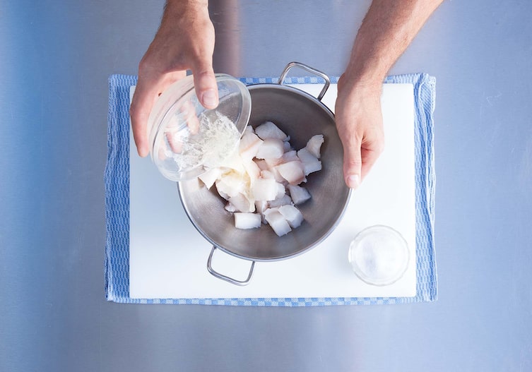 Hechtnockerl, Kochschule, Eiklar, Schüssel, Salz, Schneidbrett