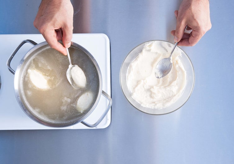 Hechtnockerl, Kochschule, Hechtfarce, Kochtopf, Esslöffel, Herdplatte