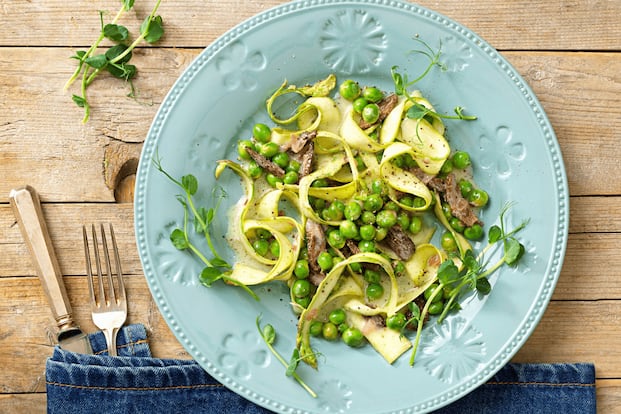 Lauwarmer Erbsensalat mit Spargel und Morcheln - 0:20 h - Rezept - Servus