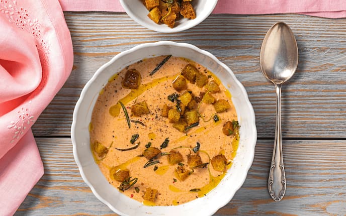 Paprika-Joghurt-Kaltschale, Kräuterbrotwürfeln, Rosmarin, Majoran, Pfeffer, Löffel, Suppenschüssel, Tischdecke