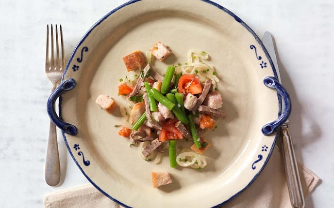 Dinkelbrotsalat mit Rindfleisch und Sauren Rüben, Fisolen, Serviette, Teller, Messer, Gabel, Zwiebel, Paradeiser
