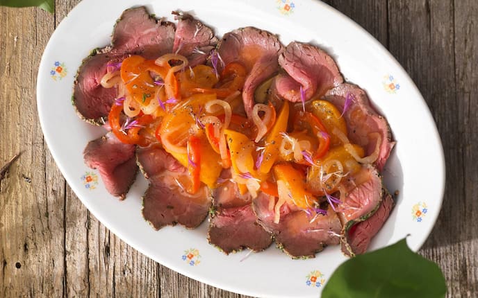 Teller, Roastbeef, Marille, Blüten, Zwiebeln