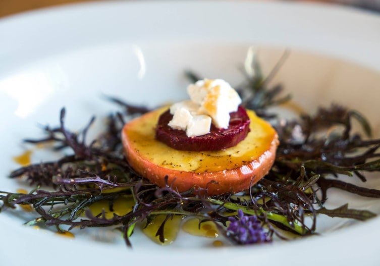 Apfel, Rote Rüben, Ricotta, Balsamico, Olivenöl, Teller, Rucola