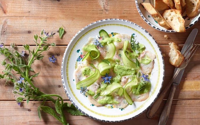 Gurken, Fisch, Borretschblüten, Käse, getoastetes Weißbrot, Vorspeise, Servus Rezept