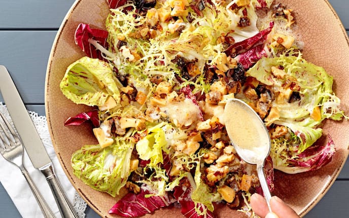 Salat, Bittersalat, Dörrpflaumen, Nüsse, Vorspeise, Servus Rezept