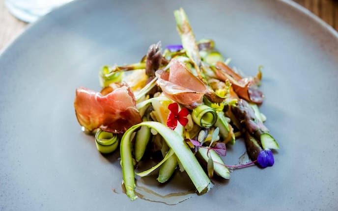 Roschinken, Blumen, Zucchini, Salat, Spargel, Vorspeise, Servus Rezept