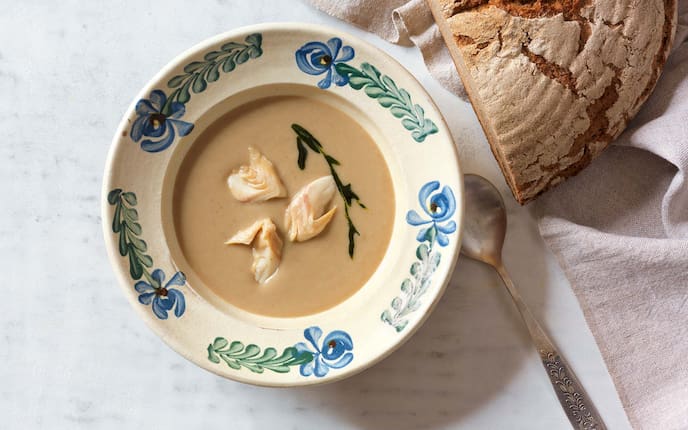 Bauernbrotsuppe mit geräucherter Forelle und Petersilpaste, Teller, Serviette, Brotlaib, Löffel