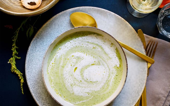 Endiviensuppe mit Leinöl, Teller, Weißbrot, Gelber Muskateller, Schlagobers, Serviette, Vorspeise, Suppe, Servus Rezept