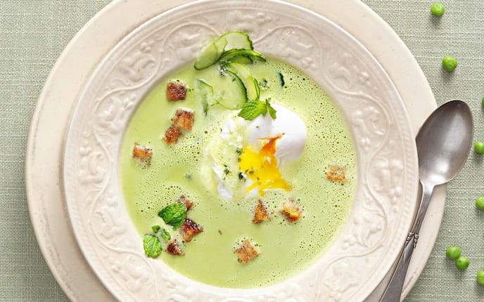 Suppenlöffel, Teller, Erbsen, Erbsensuppe, Croutons, Gurken, pochiertes Ei, Servus Rezept
