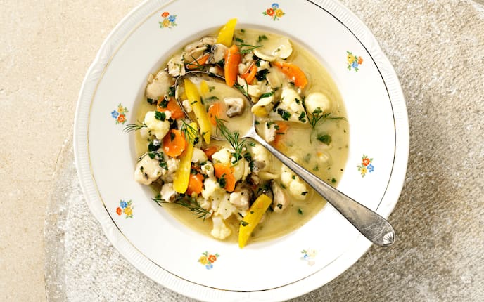 Ragoutsuppe mit Karpfen, Karotten, Champignons, Dille, Petersilie, Löffel, Karfiolröschen