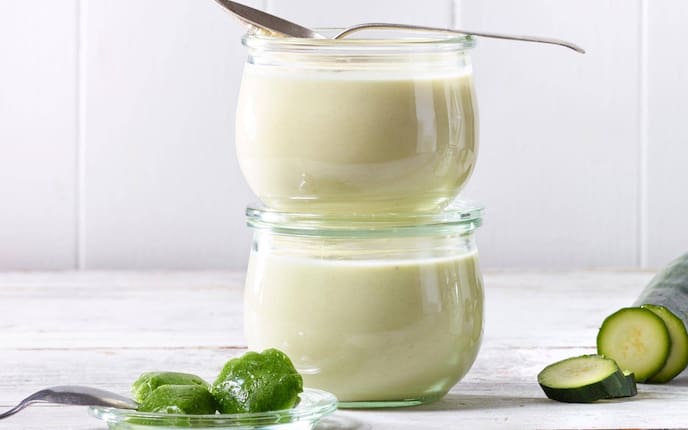 Zucchinicreme, Rexglas, Löffel, grüne Eiswürfel, Zucchini, Vorspeise, Suppe, Servus Rezept