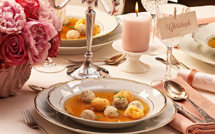 Gemischte-Knödel-Suppe, Schnittlauch, Gedeck, Brandteigknödeln, Leberknödel, Fleischknödel