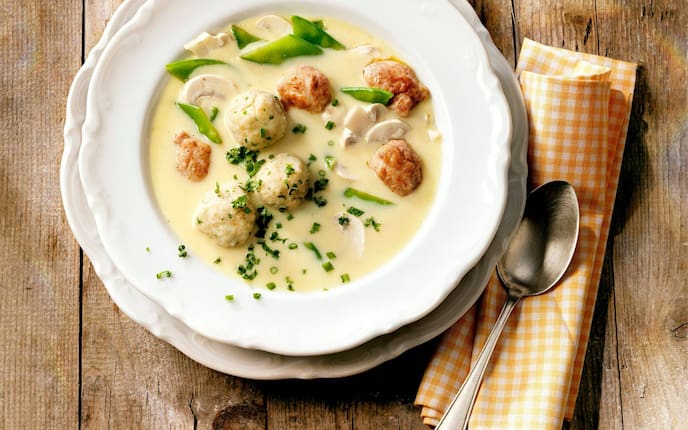 Cremesuppe, Suppe, Hühnereinmachsuppe, Erbsenschoten, Champignons, Schnittlauch, Knöderl, Hühnerfleisch, Servus Rezept