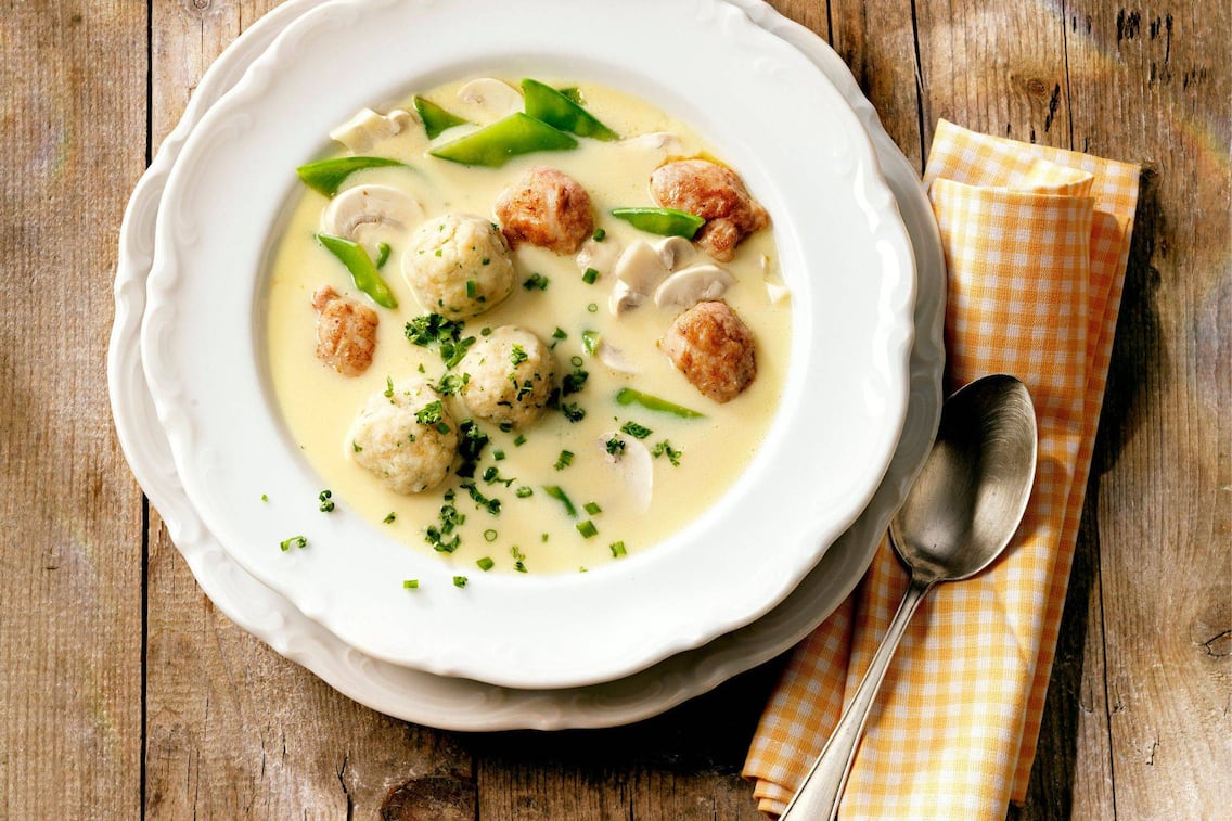 Cremesuppe, Suppe, Hühnereinmachsuppe, Erbsenschoten, Champignons, Schnittlauch, Knöderl, Hühnerfleisch, Servus Rezept