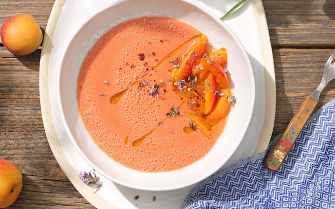 Kalte Paradeisersuppe mit Lavendel-Marillen, Lavendelblüten, Gedeck, Geschirrtuch