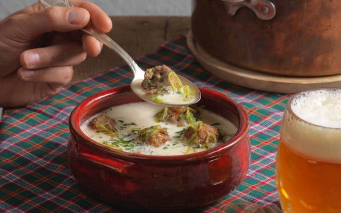 Käsesuppe, Fleischkugerln, Löffel, Hand, Topf, Bier