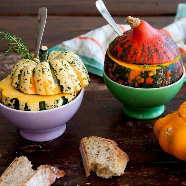 Gefüllte Kürbisse, Kürbissuppe, Brot, Schüsseln, Servus Kinder Rezept