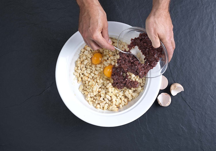 Gebackene Leberknödel, Kochschule, Ei, Knödelbrot, Teller, Leberwürfel