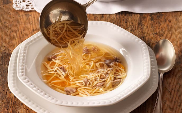Rindsbouillon mit Fadennudeln, Schöpfkehle, Löffel, Teller, Karotten, Rindfleisch