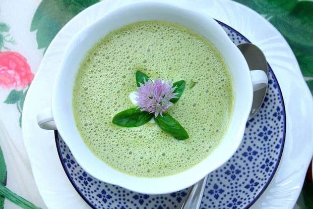 Kräutersuppe aus dem Dampfgarer - 0:45 h - Rezept - Servus Kräutersuppe aus dem Dampfgarer - 0:45 h - Rezept - Servus